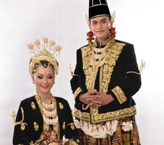 Javanese traditional clothes