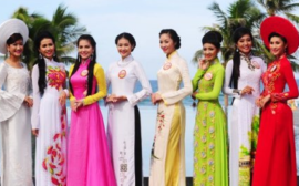 Vietnamese women's traditional clothes